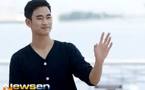 Kim Soo Hyun diện nguyên cây đen tại sân bay