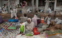 Pakistan: Mưa làm dịu cái nóng khiến 838 người chết