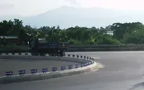 Phát hiện xe tải ném hóa chất lạ xuống Quốc lộ 1A