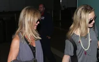 Mẹ con Kate Hudson giản dị tại sân bay