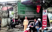Hà Nội: Xe chở rác gây tai nạn liên hoàn, 8 người bị thương