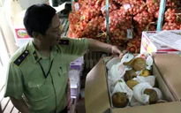 TP.HCM: Tiêu hủy 27 tấn nước ép, trái cây không rõ nguồn gốc
