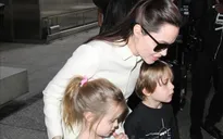 Angelina Jolie cùng cặp sinh đôi nổi bật tại sân bay