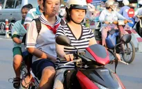 Đội mũ bảo hiểm cho trẻ em: Đa số phụ huynh đồng tình