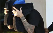 Muôn kiểu đối phó hài hước với paparazzi của Justin Bieber