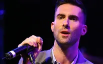 Adam Levine lỡ tay quăng mic trúng… đầu fan