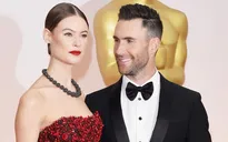 Oscar 2015: Adam Levine bị vợ yêu "hút hồn"