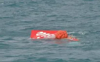 AFP: Đuôi chiếc máy bay AirAsia đã được nâng khỏi mặt nước