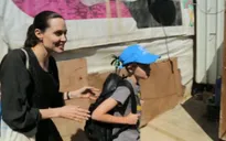 Xúc động giây phút mẹ con Angelina Jolie gặp người tị nạn Syria