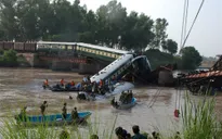 Pakistan: Sập cầu, tàu hỏa lao xuống sông khiến hơn 100 người thương vong