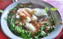 Lạ miệng với bánh cuốn trứng chan nước ninh xương ở Thái Nguyên
