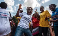 Người dân Sierra Leone ăn mừng sau khi thoát dịch Ebola