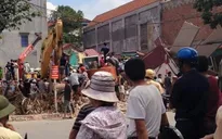 Bắc Giang: Sập nhà 3 tầng, một người mắc kẹt trong đống đổ nát
