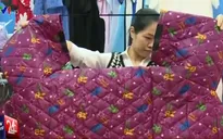 Nguy cơ tai nạn từ những chiếc áo chống rét kỳ lạ tại Hà Nội