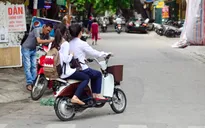 Nên hay không quy định độ tuổi đi xe đạp điện?