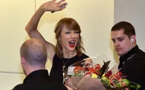 Taylor Swift bị fan “cuồng” vây kín tại Nhật Bản