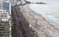 Người dân Brazil đổ xô ra biển trốn nóng