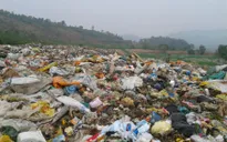 Hà Nội: Chậm di dời, bãi rác chất thành núi