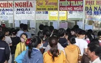TP.HCM: Xếp hàng từ rạng sáng chờ mua vé xe Tết