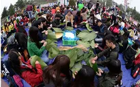 “Gói bánh chưng xanh cùng người nghèo ăn Tết”