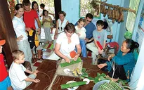 Du khách trải nghiệm làm bánh cổ truyền ngày Tết