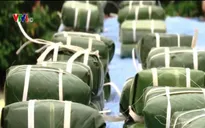 Thi gói bánh chưng truyền thống ở Singapore