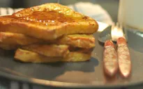 Bánh mỳ chiên kiểu Pháp rưới mật ong