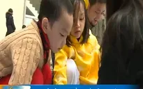 Trẻ em Hà Nội háo hức với trải nghiệm gói bánh chưng Tết