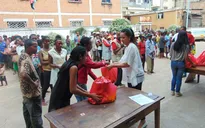 Lãnh sự danh dự Việt Nam ở Madagascar hỗ trợ nạn nhân bão lụt