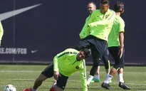 Trước đại chiến Man City, Neymar và Alves thi nhau “hành hạ” Suarez