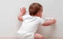 Quảng Bình: Nhét chìa khoá vào ổ điện, bé 2 tuổi tử vong