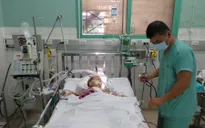 Bé 2 tuổi bị cha đẻ đâm thấu ngực trái