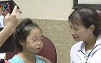 Bé gái 8 tuổi bị chó cắn vùng mặt, phải khâu hơn 200 mũi
