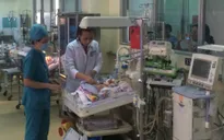 Bé sơ sinh bị dao đâm vào đầu chưa qua cơn nguy kịch