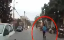 Vừa đạp xe, vừa múa hát, bé trai ngã nhào trước đầu ô tô