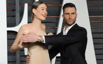 Adam Levine nhanh tay cứu nguy vợ “lộ hàng”