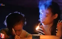 Ba cháu nhỏ ở Bến Tre vất vả học bài dưới ánh đèn dầu