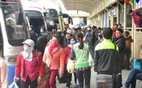 Người dân nô nức đón xe về quê nghỉ Tết Dương lịch
