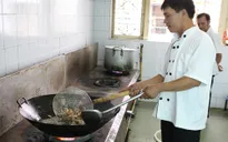 Cận Tết, bếp ăn tại TT Huấn luyện Thể thao QG Hà Nội vẫn đỏ lửa