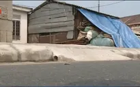 Người dân tự ý cơi nới bục bệ để dắt xe vào nhà trên Quốc lộ 1A