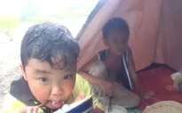 Bố ơi! Mình đi đâu thế?: Các bố con ăn cháo bằng đũa, vật vã tránh bão