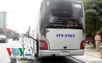 Xe khách đang chạy bốc cháy, hành khách hoảng loạn
