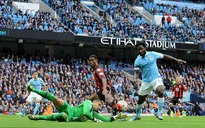 Song sát Sterling & Bony tỏa sáng, Man City lại thắng đậm