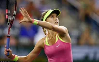 Bouchard niềm nở kí tặng fan ở Indian Wells