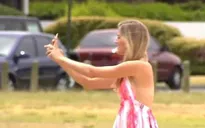 Bouchard xinh tươi chụp ảnh selfie ở bãi biển TP Perth