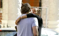 Bồ cũ của Ronaldo say đắm hôn Bradley Cooper giữa phố