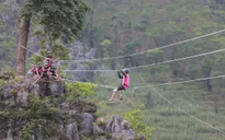 Cuộc đua kỳ thú 2015: Các tay đua thót tim khi đi dây vượt qua vách núi