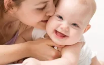 “Cái ôm đầu tiên” - Cứu sinh mạng hàng triệu trẻ sơ sinh