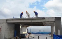 Tòa nhà 8B Lê Trực bắt đầu phá dỡ phần sai phép
