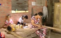 Ba em nhỏ vắng bóng cha mẹ và giấc mơ đến trường